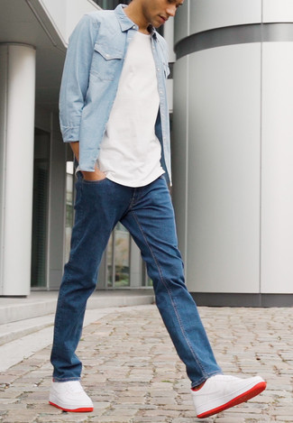 Come indossare e abbinare jeans con una camicia di jeans: Abbina una camicia di jeans con jeans per affrontare con facilità la tua giornata. Sneakers basse in pelle bianche e rosse sono una gradevolissima scelta per completare il look.
