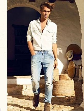 Quale jeans indossare con una camicia di jeans bianca per un uomo di 30 anni: Indossa una camicia di jeans bianca e jeans per un fantastico look da sfoggiare nel weekend. Mettiti un paio di stivali chelsea in pelle scamosciata marroni per dare un tocco classico al completo.