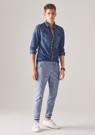 Come indossare e abbinare una camicia di jeans blu: Opta per una camicia di jeans blu e chino azzurri per un fantastico look da sfoggiare nel weekend. Rifinisci questo look con un paio di sneakers basse in pelle bianche.