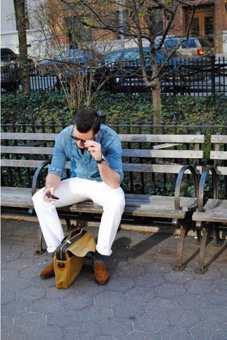 Quale chino indossare con una camicia di jeans blu in modo smart-casual: Punta su una camicia di jeans blu e chino per affrontare con facilità la tua giornata. Indossa un paio di mocassini eleganti in pelle scamosciata marroni per un tocco virile.