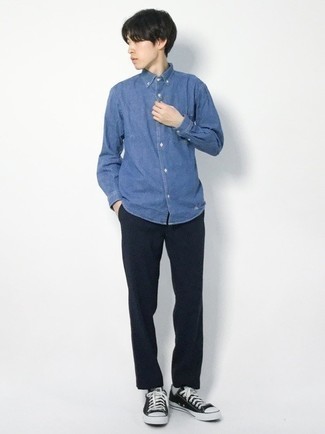 Come indossare e abbinare una camicia di jeans blu: Combina una camicia di jeans blu con chino neri per un look raffinato per il tempo libero. Sneakers basse di tela nere e bianche sono una eccellente scelta per completare il look.