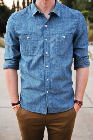 Quale chino indossare con una camicia di jeans blu scuro: Opta per una camicia di jeans blu scuro e chino per un look raffinato per il tempo libero.