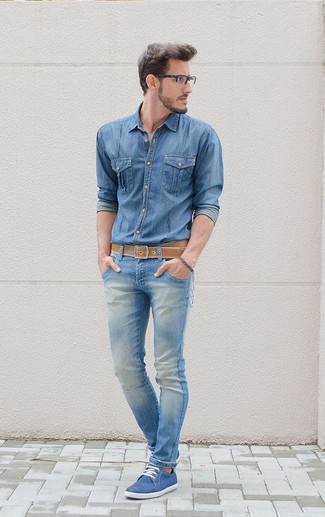 Quale scarpe derby indossare con jeans azzurri per un uomo di 30 anni: Per un outfit della massima comodità, combina una camicia di jeans blu con jeans azzurri. Mettiti un paio di scarpe derby per dare un tocco classico al completo.