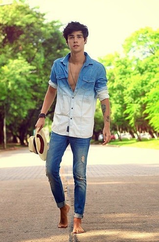 Come indossare e abbinare jeans blu scuro per un uomo di 20 anni in modo rilassato: Scegli una camicia di jeans ombre blu e jeans blu scuro per un'atmosfera casual-cool.