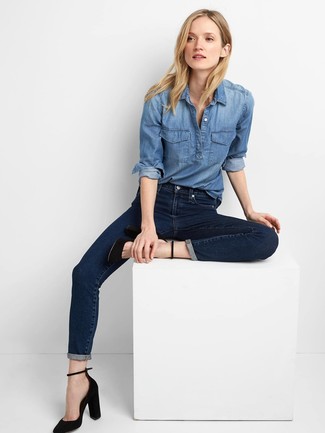 Come indossare e abbinare jeans blu per una donna di 20 anni: Metti una camicia di jeans blu e jeans blu per un look raffinato ma semplice. Perfeziona questo look con un paio di décolleté in pelle scamosciata neri.