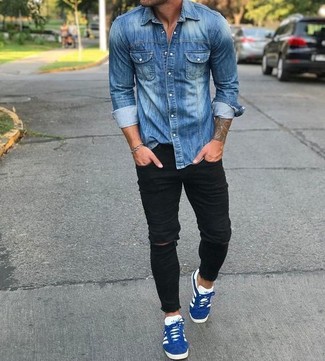 Come indossare e abbinare jeans aderenti neri per un uomo di 20 anni in estate 2024 in modo rilassato: Una camicia di jeans blu e jeans aderenti neri sono una combinazione perfetta da usare nel weekend. Sneakers basse in pelle scamosciata blu sono una buona scelta per completare il look. Con questo outfit estivo non si può mai sbagliare.