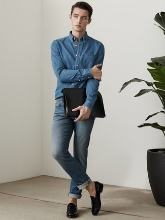 Come indossare e abbinare una camicia di jeans blu con jeans blu: Vestiti con una camicia di jeans blu e jeans blu per un fantastico look da sfoggiare nel weekend. Sfodera il gusto per le calzature di lusso e scegli un paio di mocassini eleganti in pelle neri.
