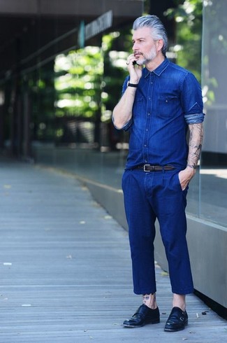 Come indossare e abbinare jeans blu scuro con una camicia di jeans blu per un uomo di 50 anni in estate 2024 in modo smart-casual: Per un outfit quotidiano pieno di carattere e personalità, potresti indossare una camicia di jeans blu e jeans blu scuro. Indossa un paio di scarpe double monk in pelle nere per un tocco virile. Una stupenda scelta per essere cool e trendy anche durante la stagione estiva.