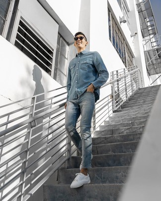 Come indossare e abbinare sneakers bianche con una camicia di jeans blu per un uomo di 30 anni: Scegli un outfit composto da una camicia di jeans blu e jeans blu per un pranzo domenicale con gli amici. Sneakers bianche aggiungono un tocco particolare a un look altrimenti classico.