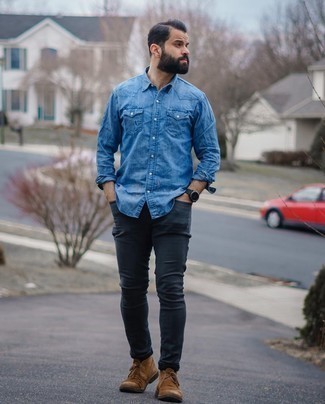 Come indossare e abbinare chukka in pelle scamosciata marroni per un uomo di 30 anni: Coniuga una camicia di jeans blu con jeans grigio scuro per un look spensierato e alla moda. Scegli uno stile classico per le calzature e indossa un paio di chukka in pelle scamosciata marroni.