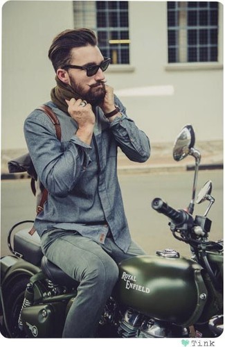 Come indossare e abbinare una sciarpa marrone per un uomo di 30 anni quando fa caldo: Indossa una camicia di jeans blu scuro con una sciarpa marrone per una sensazione di semplicità e spensieratezza.