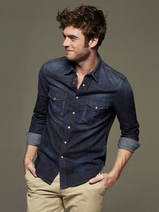 Look alla moda per uomo: Camicia di jeans blu scuro, Chino marrone chiaro