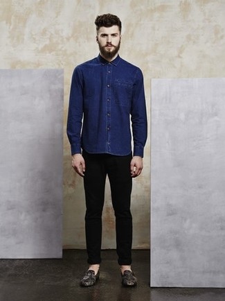 Look alla moda per uomo: Camicia di jeans blu scuro, Jeans aderenti neri, Mocassini eleganti in pelle a fiori neri, Salvapiede