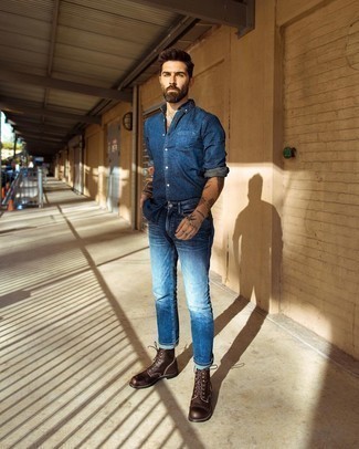 Quale camicia di jeans indossare con stivali casual terracotta per un uomo di 30 anni: Potresti combinare una camicia di jeans con jeans blu scuro per un look trendy e alla mano. Mostra il tuo gusto per le calzature di alta classe con un paio di stivali casual terracotta.