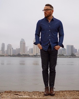 Quale camicia di jeans indossare con stivali casual terracotta per un uomo di 30 anni: Opta per una camicia di jeans e jeans neri per un look spensierato e alla moda. Sfodera il gusto per le calzature di lusso e prova con un paio di stivali casual terracotta.