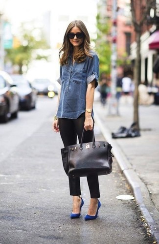 Quale camicia di jeans indossare con décolleté blu scuro per una donna di 30 anni: Abbina una camicia di jeans con leggings neri per un look trendy e alla mano. Décolleté blu scuro sono una gradevolissima scelta per completare il look.