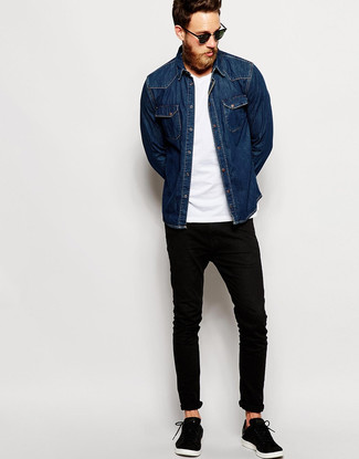 Come indossare e abbinare una camicia di jeans blu con sneakers basse nere e bianche: Abbina una camicia di jeans blu con jeans aderenti neri per una sensazione di semplicità e spensieratezza. Sneakers basse nere e bianche sono una interessante scelta per completare il look.