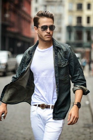 Look alla moda per uomo: Camicia di jeans blu scuro, T-shirt girocollo bianca, Jeans bianchi, Cintura in pelle marrone scuro
