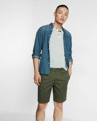 Look alla moda per uomo: Camicia di jeans blu, Serafino azzurro, Pantaloncini verde oliva