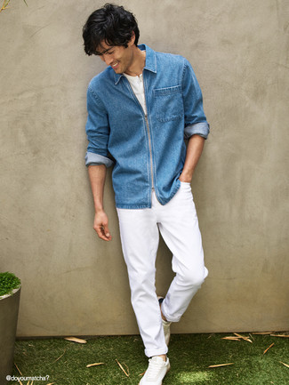 Quale camicia di jeans indossare con jeans bianchi in estate 2024 in modo casual: Indossa una camicia di jeans con jeans bianchi per un look trendy e alla mano. Sneakers basse di tela bianche sono una interessante scelta per completare il look. Una stupenda idea per essere più cool e alla moda anche durante la stagione calda.