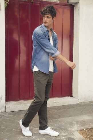 Look alla moda per uomo: Camicia di jeans blu, T-shirt con scollo a v bianca, Chino marrone scuro, Sneakers basse di tela bianche