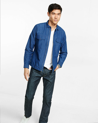 Quale jeans indossare con sneakers basse bianche per un uomo di 20 anni in modo casual: Indossa una camicia di jeans blu e jeans per un fantastico look da sfoggiare nel weekend. Sneakers basse bianche sono una valida scelta per completare il look.