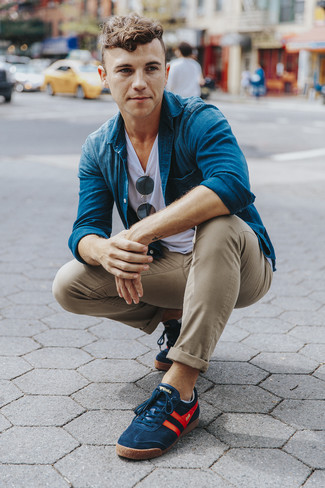 Come indossare e abbinare una camicia di jeans blu per un uomo di 20 anni: Coniuga una camicia di jeans blu con chino marrone chiaro per un look trendy e alla mano. Sneakers basse blu scuro sono una buona scelta per completare il look.