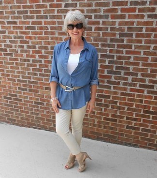 Quale sandali con tacco indossare con una camicia di jeans blu per una donna di 50 anni: Abbina una camicia di jeans blu con chino beige per vestirti casual. Questo outfit si abbina perfettamente a un paio di sandali con tacco.