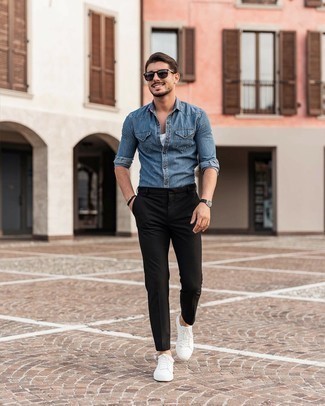 Quale sneakers basse indossare con una camicia di jeans blu: Indossa una camicia di jeans blu con chino neri per un look trendy e alla mano. Sneakers basse sono una buona scelta per completare il look.