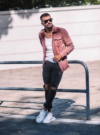 Come indossare e abbinare jeans aderenti per un uomo di 30 anni quando fa caldo: Per un outfit della massima comodità, vestiti con una camicia di jeans rosa e jeans aderenti. Sneakers basse in pelle bianche e nere sono una splendida scelta per completare il look.