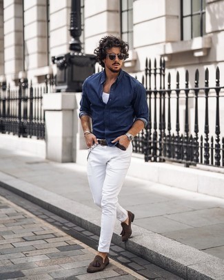Quale mocassini con nappine indossare con jeans bianchi: Opta per una camicia di jeans blu scuro e jeans bianchi per un'atmosfera casual-cool. Sfodera il gusto per le calzature di lusso e scegli un paio di mocassini con nappine.