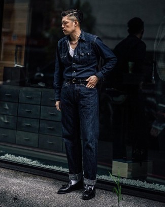 Quale camicia di jeans indossare con mocassini con nappine neri per un uomo di 30 anni in modo casual: Mostra il tuo stile in una camicia di jeans con jeans blu scuro per un look semplice, da indossare ogni giorno. Calza un paio di mocassini con nappine neri per un tocco virile.