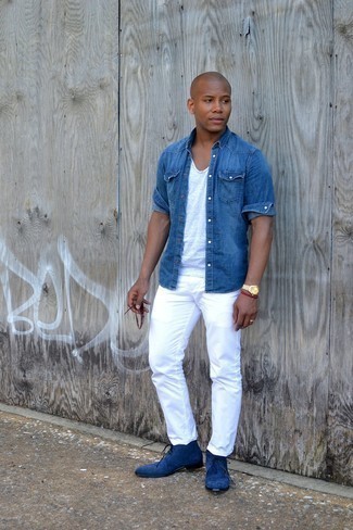 Quale camicia di jeans indossare con jeans bianchi quando fa caldo in modo casual: Prova ad abbinare una camicia di jeans con jeans bianchi per un look trendy e alla mano. Ti senti creativo? Completa il tuo outfit con un paio di chukka in pelle scamosciata blu scuro.