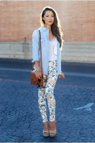 Look alla moda per donna: Camicia di jeans azzurra, Canotta bianca, Pantaloni skinny a fiori bianchi, Sandali con tacco in pelle scamosciata grigi