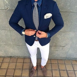 Come indossare e abbinare una cravatta grigia: Opta per una camicia di jeans blu e una cravatta grigia per un drink dopo il lavoro. Questo outfit si abbina perfettamente a un paio di mocassini con nappine in pelle scamosciata marroni.