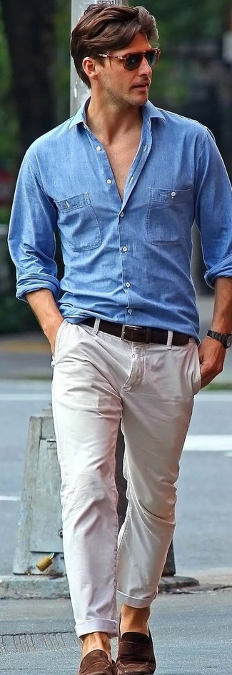 Come indossare e abbinare una camicia di jeans azzurra in estate 2024 in modo smart-casual: Abbina una camicia di jeans azzurra con chino beige per un look raffinato per il tempo libero. Completa il tuo abbigliamento con un paio di mocassini eleganti in pelle scamosciata marrone scuro. Una magnifica idea per per vestirsi alla moda durante la stagione calda!