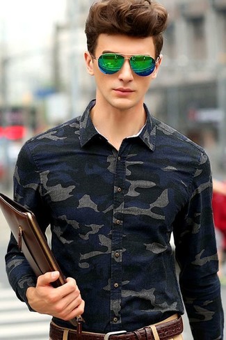 Come indossare e abbinare occhiali da sole per un uomo di 17 anni: Potresti indossare una camicia di jeans mimetica blu scuro e occhiali da sole per una sensazione di semplicità e spensieratezza.