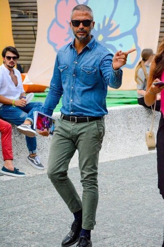 Quale chino indossare con una camicia di jeans blu per un uomo di 50 anni in modo smart-casual: Indossa una camicia di jeans blu con chino per un fantastico look da sfoggiare nel weekend. Calza un paio di scarpe derby in pelle nere per un tocco virile.