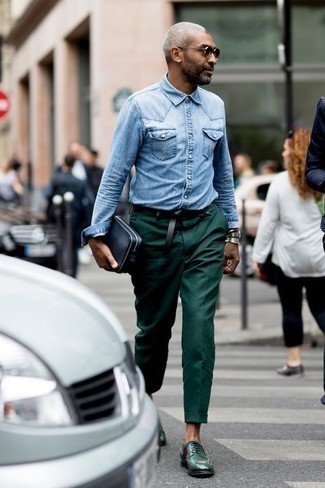 Come indossare e abbinare una camicia di jeans azzurra per un uomo di 40 anni: Per un outfit quotidiano pieno di carattere e personalità, prova a combinare una camicia di jeans azzurra con chino verde scuro. Scegli un paio di scarpe derby in pelle verde scuro come calzature per un tocco virile.