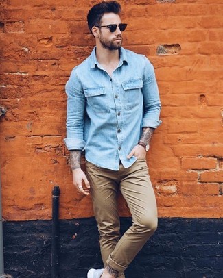 Come indossare e abbinare una camicia di jeans azzurra per un uomo di 30 anni: Indossa una camicia di jeans azzurra con chino marrone chiaro per un look raffinato per il tempo libero. Se non vuoi essere troppo formale, indossa un paio di scarpe sportive azzurre.