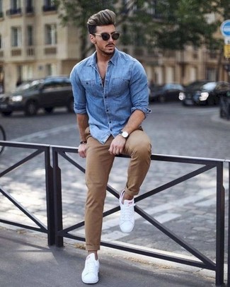 Quale camicia di jeans indossare con chino marrone chiaro per un uomo di 30 anni: Coniuga una camicia di jeans con chino marrone chiaro per un outfit comodo ma studiato con cura. Completa questo look con un paio di sneakers basse in pelle bianche.