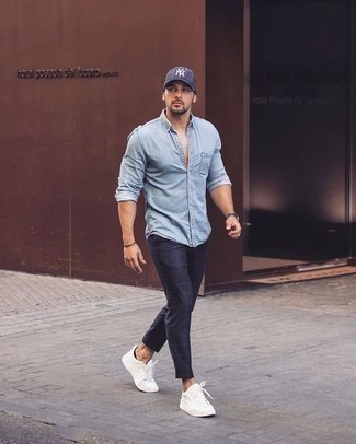 Come indossare e abbinare un salvapiede in modo casual: Metti una camicia di jeans azzurra e un salvapiede per una sensazione di semplicità e spensieratezza. Sfodera il gusto per le calzature di lusso e mettiti un paio di sneakers basse di tela bianche.
