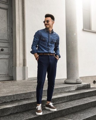 Come indossare e abbinare una camicia di jeans blu per un uomo di 30 anni: Potresti combinare una camicia di jeans blu con chino blu scuro per un look spensierato e alla moda. Sneakers basse di tela marroni sono una eccellente scelta per completare il look.