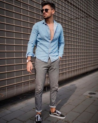Come indossare e abbinare una camicia di jeans azzurra per un uomo di 30 anni: Coniuga una camicia di jeans azzurra con chino grigi per un fantastico look da sfoggiare nel weekend. Sneakers basse di tela marrone scuro sono una eccellente scelta per completare il look.