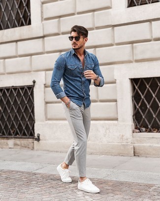 Come indossare e abbinare una camicia di jeans blu: Prova a combinare una camicia di jeans blu con chino grigi per un look trendy e alla mano. Sneakers basse di tela bianche sono una buona scelta per completare il look.