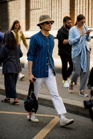 Look alla moda per uomo: Camicia di jeans a righe verticali blu scuro, Chino bianchi, Sneakers basse di tela stampate beige, Borsa a tracolla di tela nera