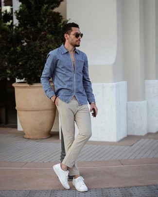 Come indossare e abbinare chino beige con sneakers basse bianche per un uomo di 30 anni: Abbina una camicia di jeans blu con chino beige per un look spensierato e alla moda. Sneakers basse bianche sono una interessante scelta per completare il look.