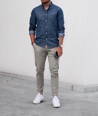 Come indossare e abbinare un bracciale marrone in modo casual: Metti una camicia di jeans blu scuro e un bracciale marrone per un look comfy-casual. Rifinisci il completo con un paio di sneakers basse di tela bianche.