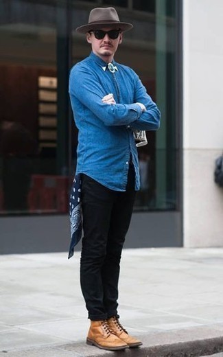 Quale chino indossare con una camicia di jeans blu in modo smart-casual: Indossa una camicia di jeans blu e chino per un outfit comodo ma studiato con cura. Calza un paio di stivaletti brogue in pelle marrone chiaro per un tocco virile.