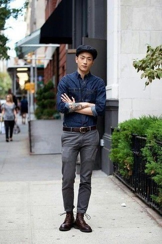 Come indossare e abbinare una camicia di jeans blu con chino grigio scuro: Potresti combinare una camicia di jeans blu con chino grigio scuro per un fantastico look da sfoggiare nel weekend. Rifinisci il completo con un paio di stivali casual in pelle marrone scuro.